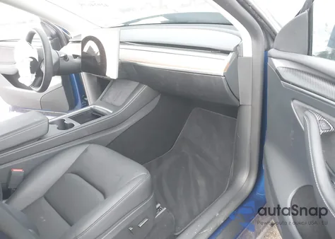 2024 Tesla Model Y Long Range Dual Motor All-Wheel Drive z USA, uszkodzony, nr VIN 7SAYGDEE9RF169056